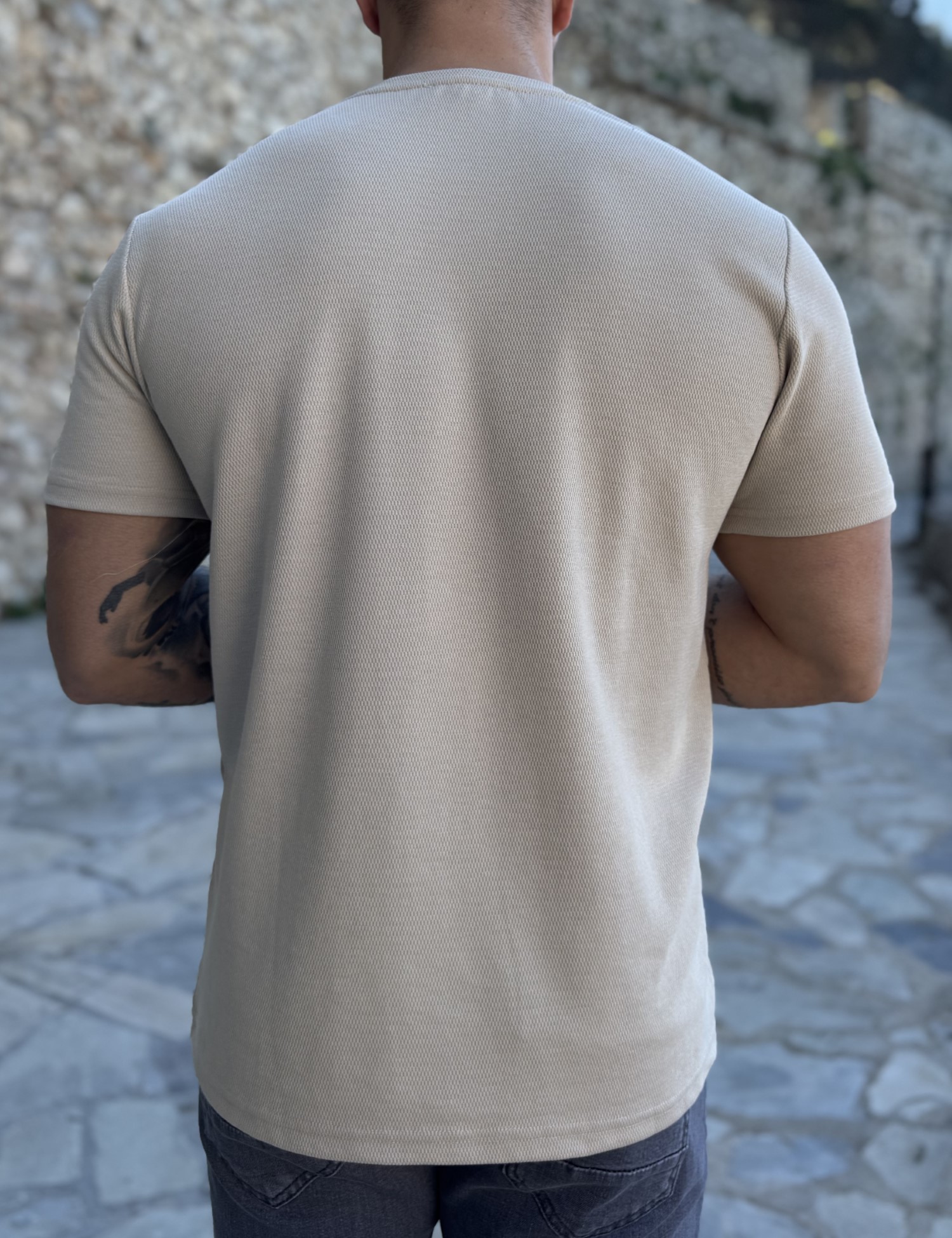 Ανδρική μπεζ κοντομάνικη μπλούζα με ανάγλυφο ύφασμα R260336 φωτογραφία